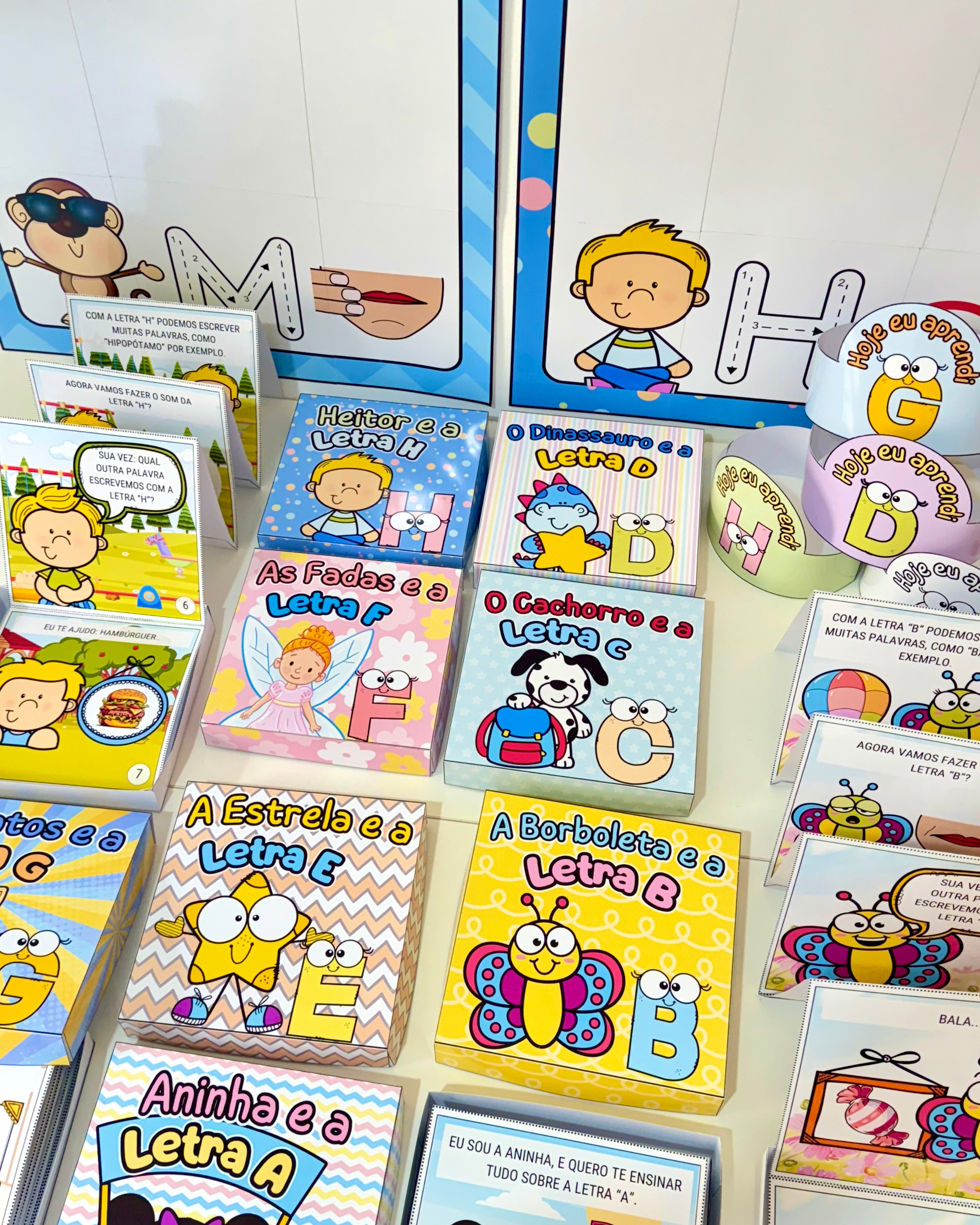 Combo Super Kits Histórias na Caixa e Cartazes Letras do Alfabeto