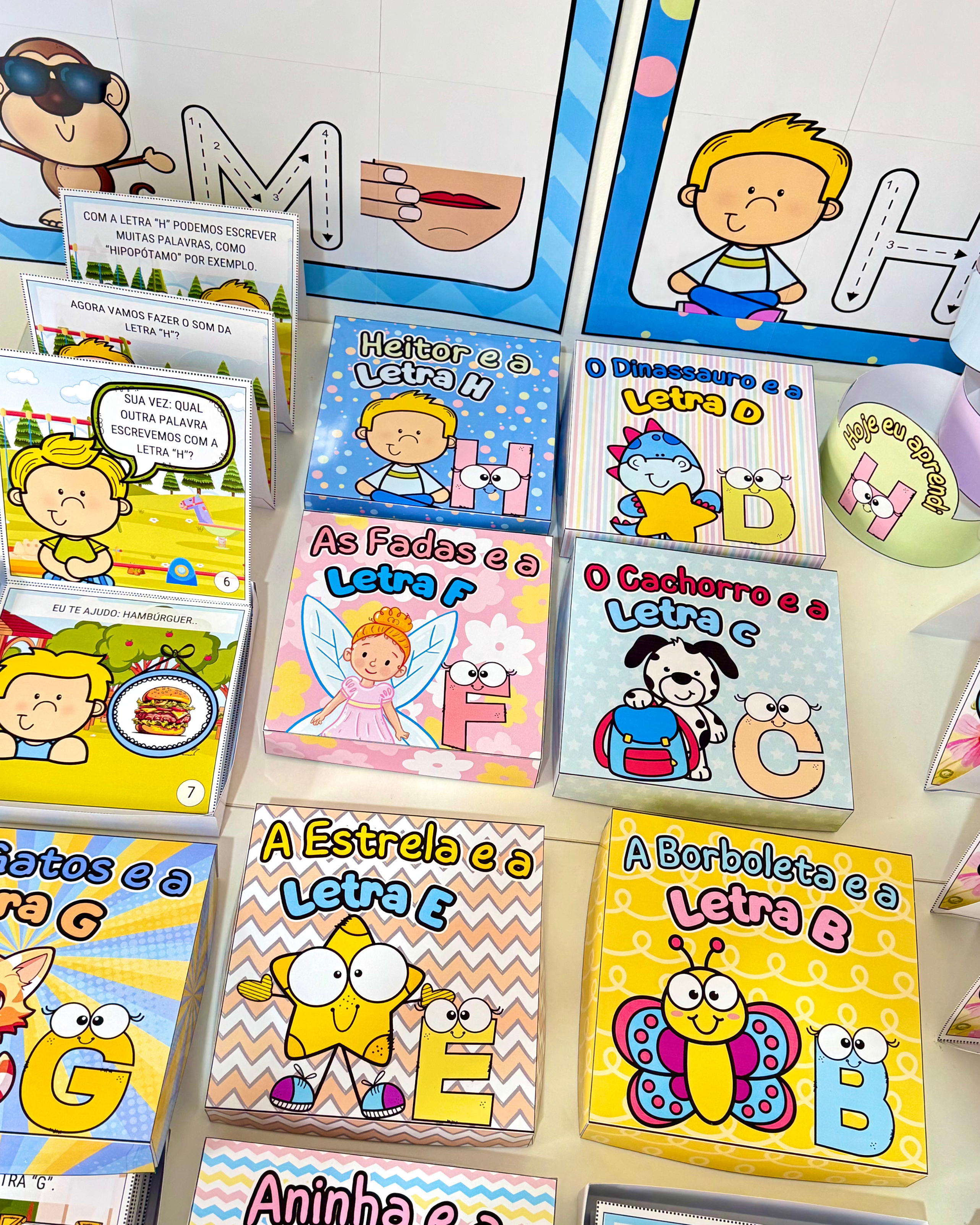 Combo Super Kits Histórias na Caixa e Cartazes Letras do Alfabeto - Imagem 2